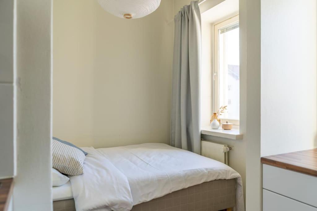2-bedroom, Steps From The Metro!