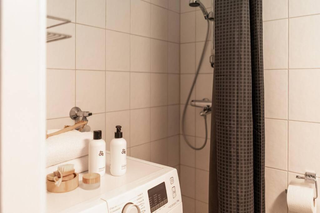 2-bedroom, Steps From The Metro! * Helsinki