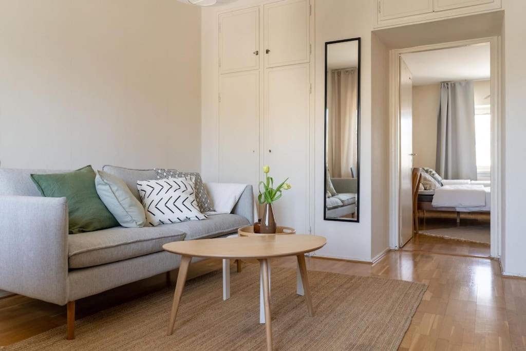 2-bedroom, Steps From The Metro! Appartamento Helsinki