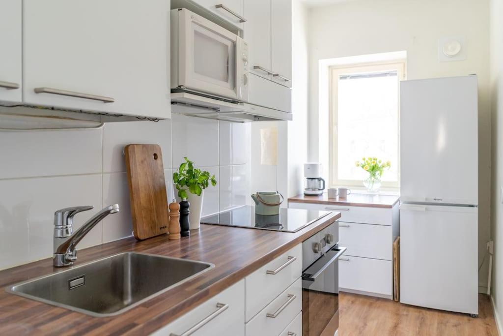 2-bedroom, Steps From The Metro! Appartamento