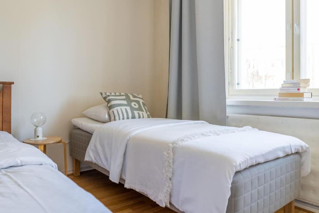 2-bedroom, Steps From The Metro! Helsinki