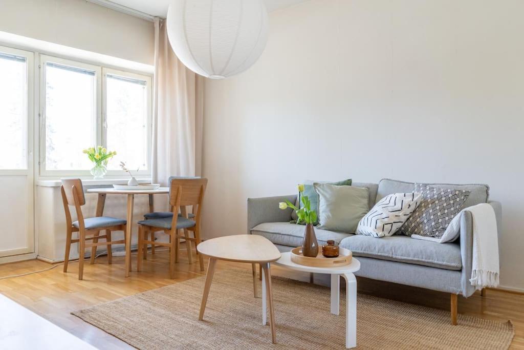 Appartamento 2-bedroom, Steps From The Metro!