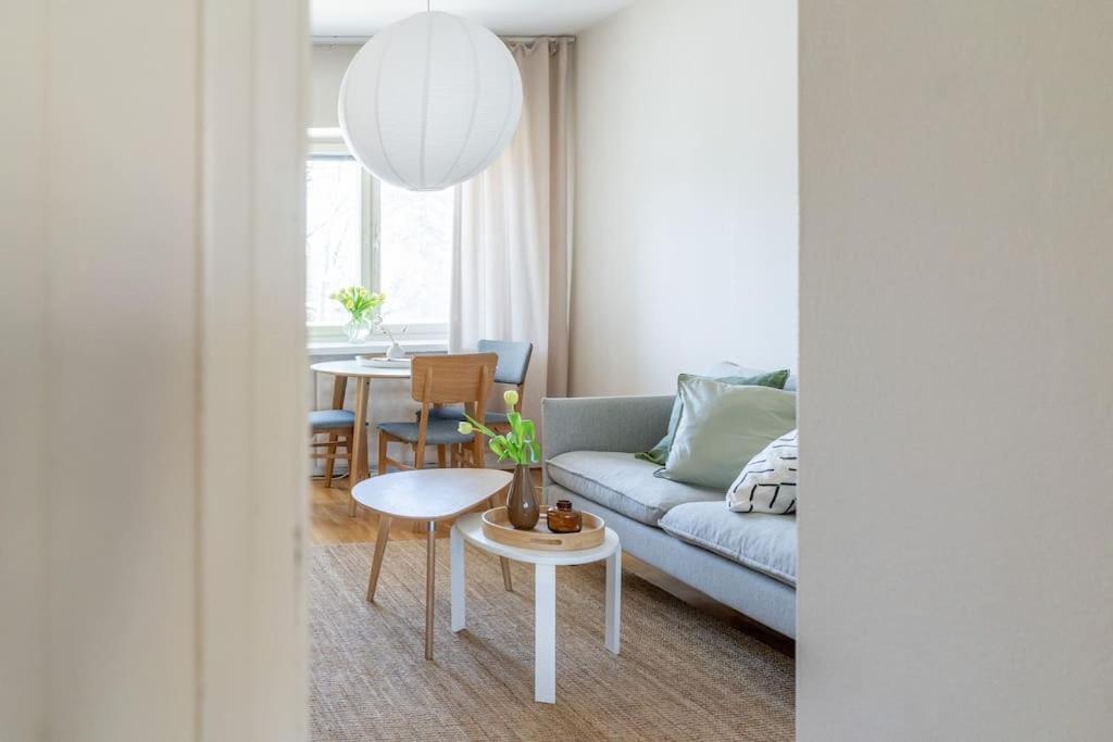 2-bedroom, Steps From The Metro! Helsinki